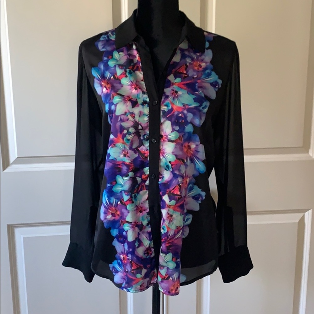 Express blouse with a bright pattern.